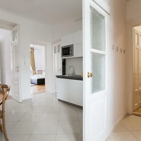 Chic & Charm Apartman *
