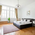 Chic & Charm * Budapeste